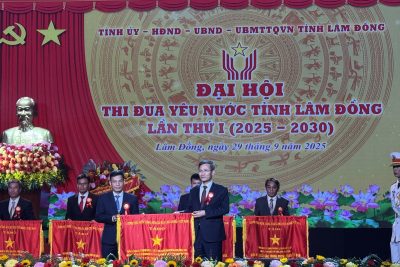 NHẬN CỜ THI ĐUA CỦA CHÍNH PHỦ
