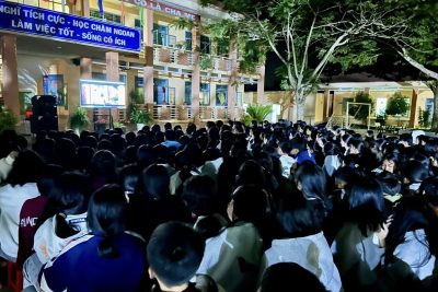 TỔ CHỨC CHIẾU PHIM “MƯA ĐỎ” CHO HỌC SINH